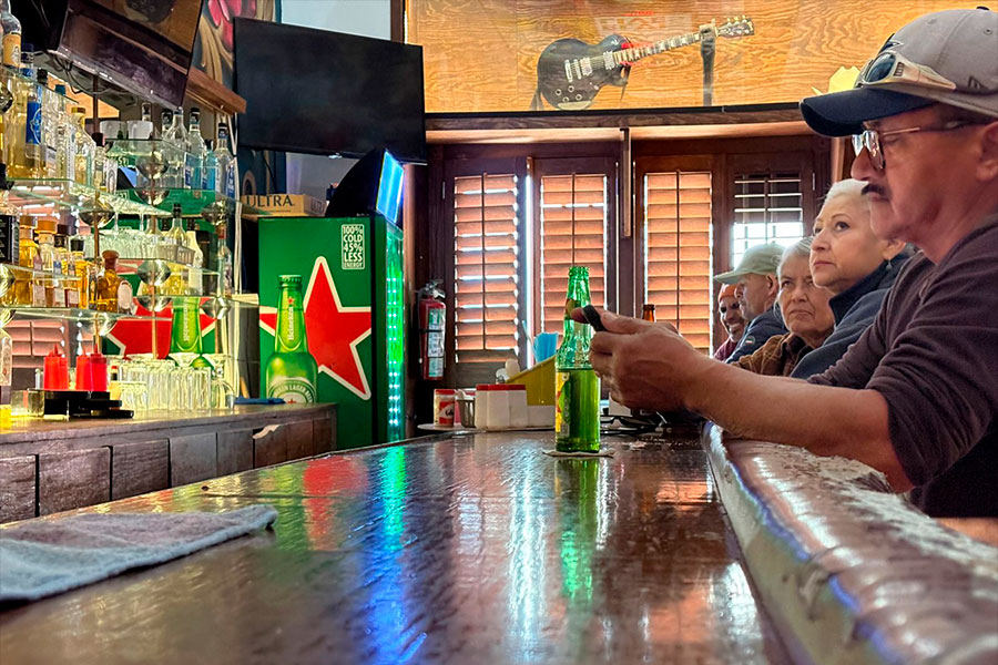 Personas en la barra del Club 15 con bebidas