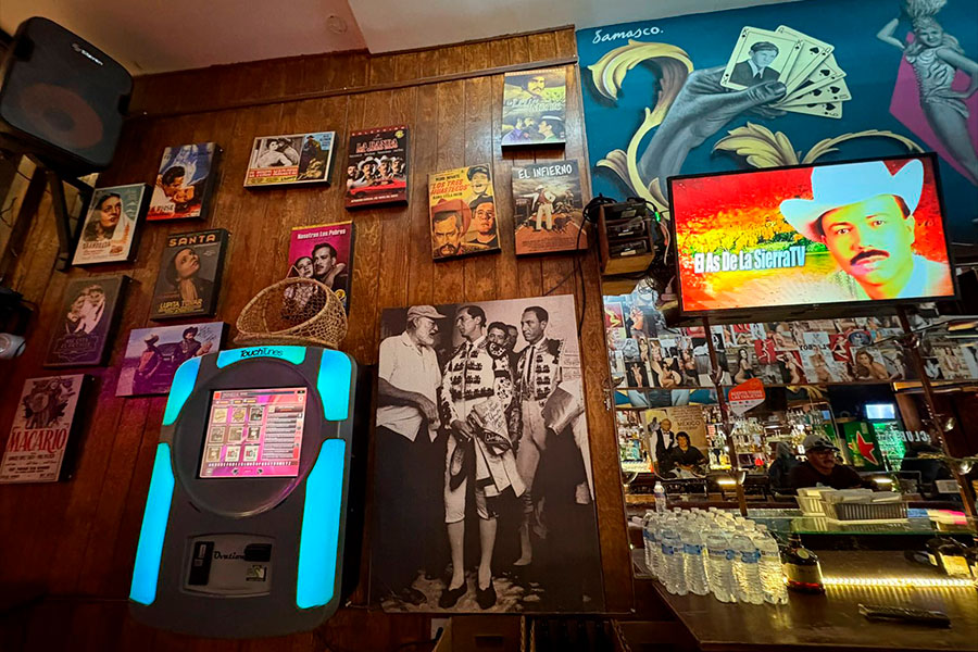 Elementos del Club 15, posters, cuadros, pantalla, rocola, alusivas a la cultura pop