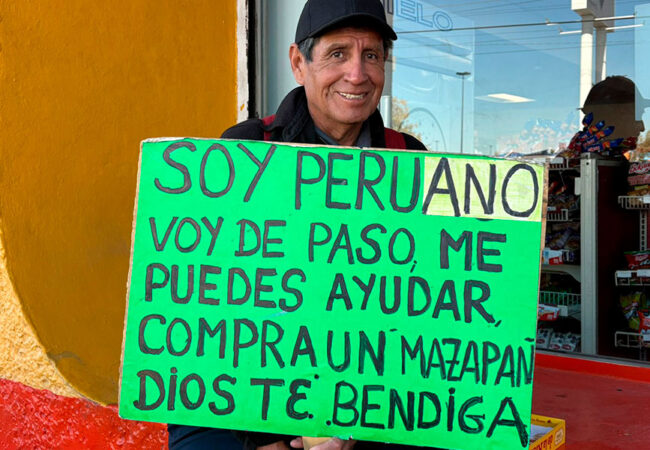 Roberto ofreciendo mazapanes con cartulina