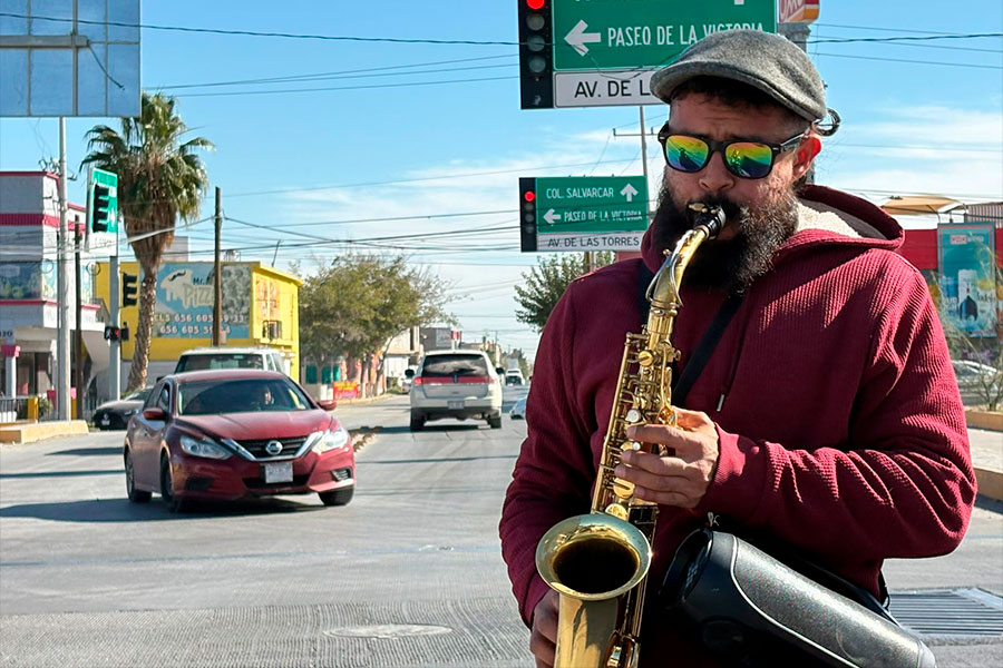 Jhasiel tocando el saxofón en la calle