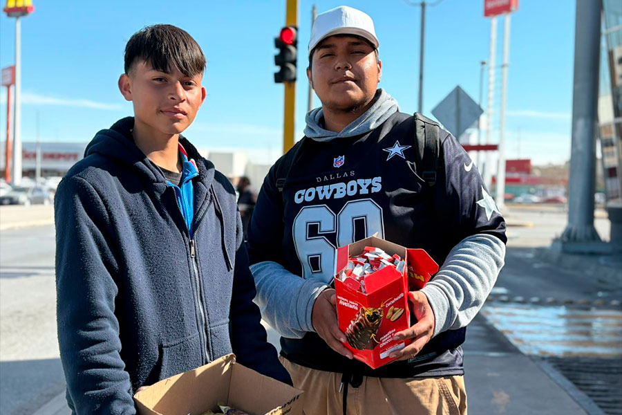 Jóvenes venden chocolates con causa - Juárez Digital