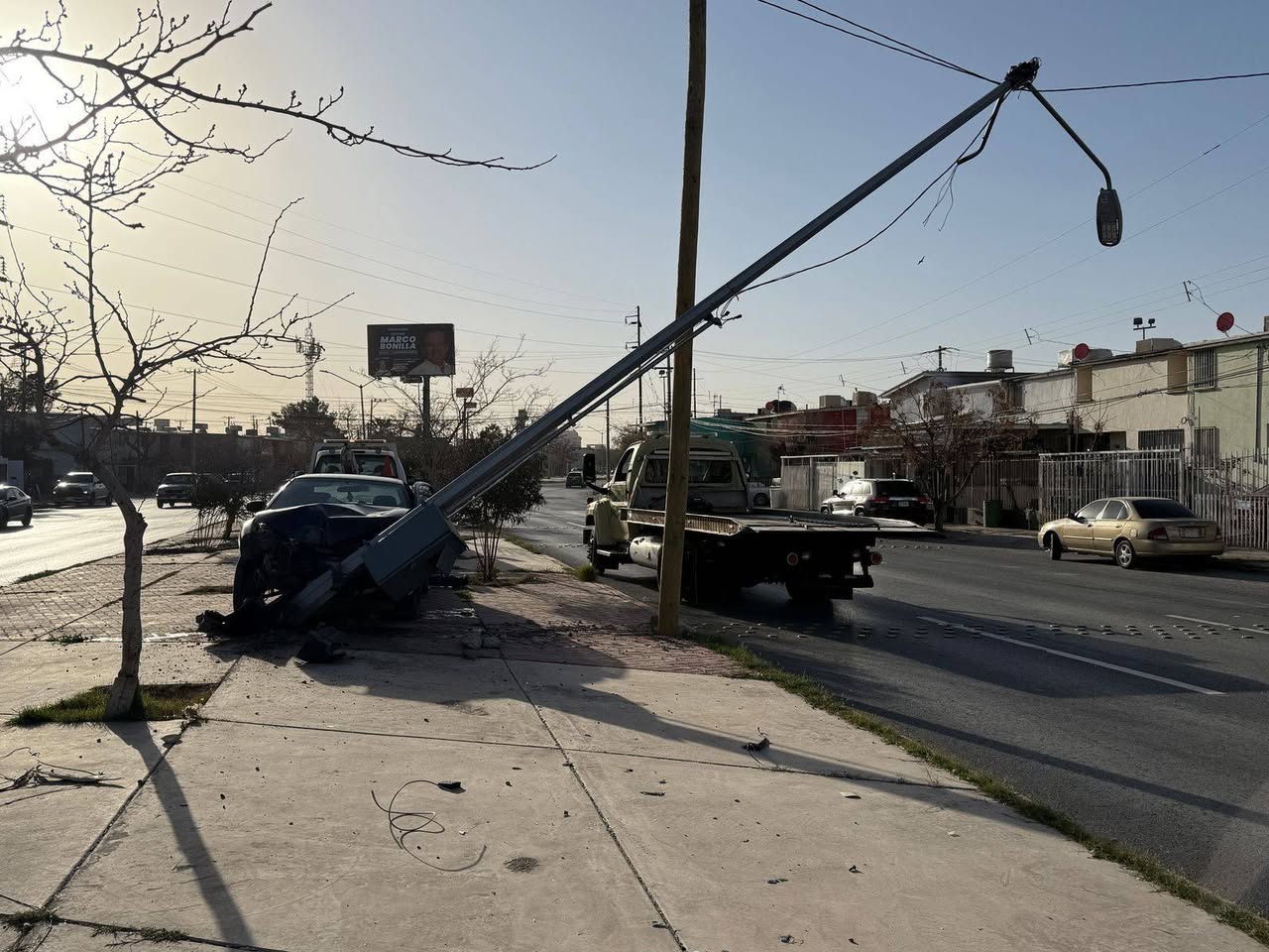 Pierde control de auto y choca con poste del alumbrado - Juárez Digital