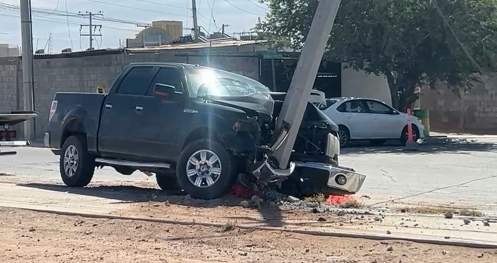 Conductor resulta lesionado tras chocar con poste de la CFE - Juárez ...